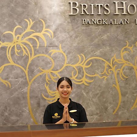 Brits Hotel Пангкалан Бун Экстерьер фото