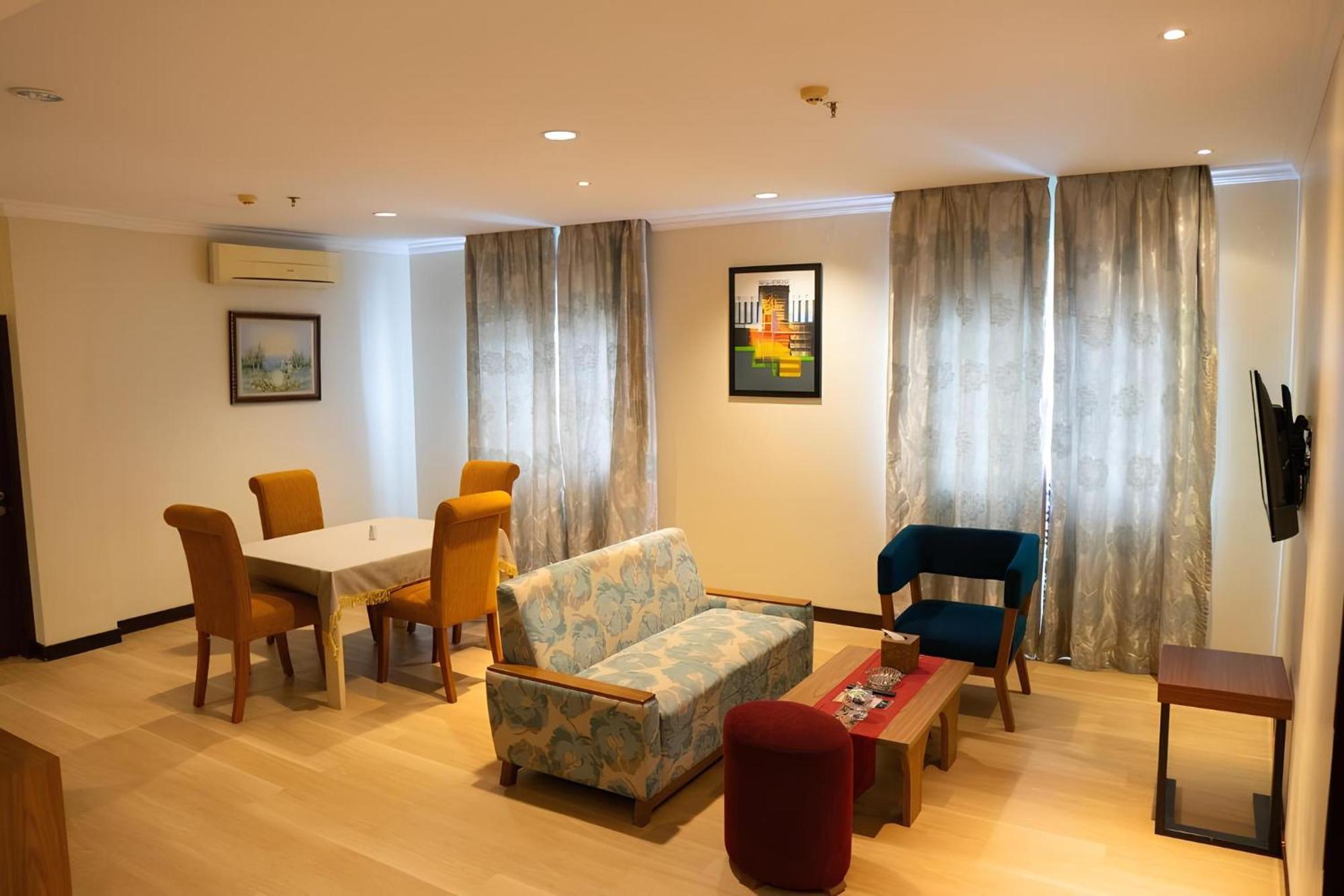 Brits Hotel Пангкалан Бун Экстерьер фото